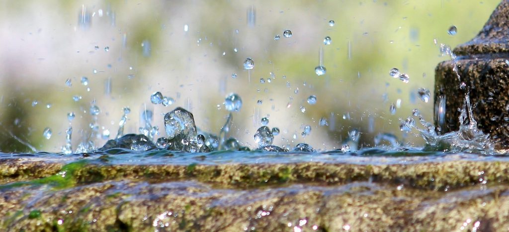 Simpatia pela prosperidade com água da chuva